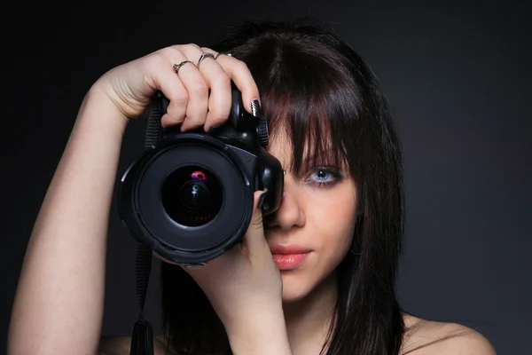 Mujer con DSLR — Foto de Stock