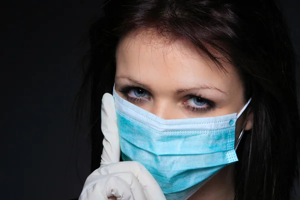 Νεαρή νοσοκόμα με μάσκα — Φωτογραφία Αρχείου
