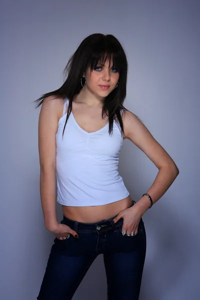 Młoda kobieta w dżinsy i koszulka — Zdjęcie stockowe