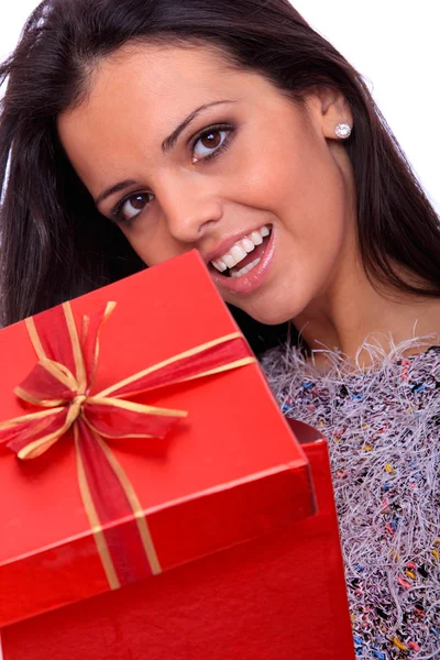 Mulher sorridente com um presente — Fotografia de Stock