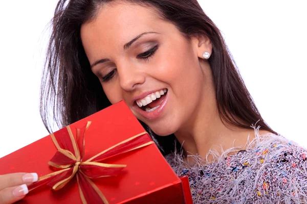 Donna sorridente con un regalo — Foto Stock