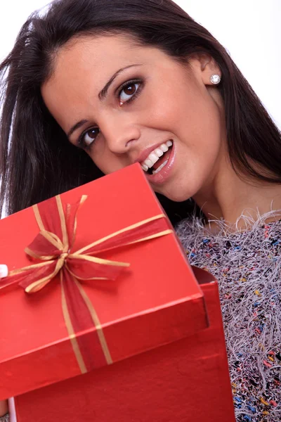 Mooie jonge lachende vrouw met een cadeau — Stockfoto