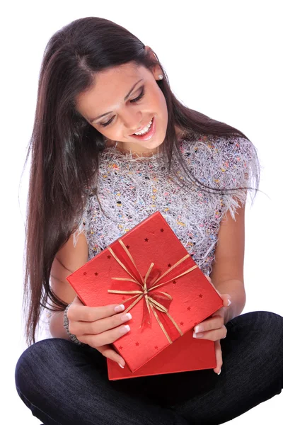 Vacker ung leende kvinna med en gåva — Stockfoto