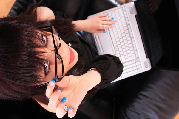 Menina feliz com um computador portátil — Fotografia de Stock