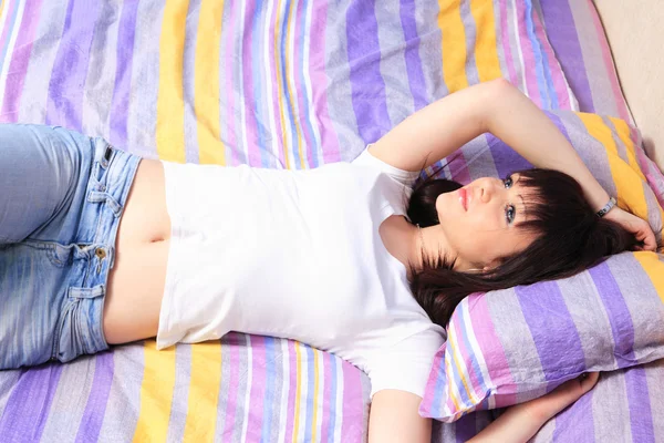 Aranyos nő az ágyban — Stock Fotó