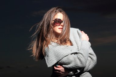 Deniz kenarında kılığında kadın