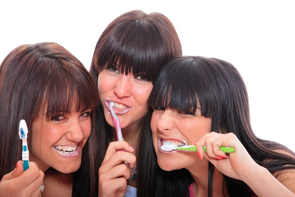 Junge Frauen beim Zähneputzen — Stockfoto