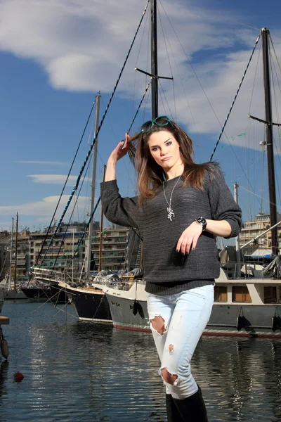 Jonge vrouw in de haven — Stockfoto