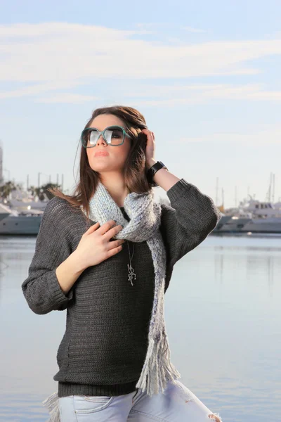 Woman posing by the sea — Stock Photo, Image