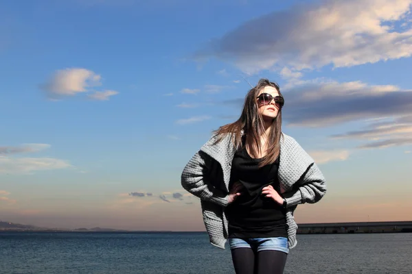 Woman posing by the sea — Stock Photo, Image