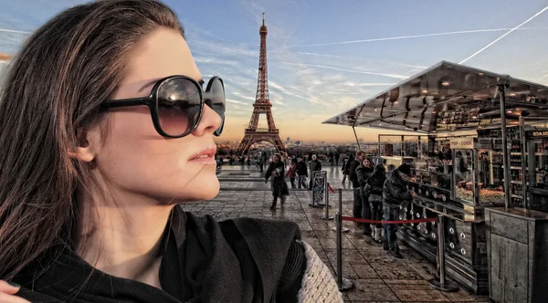 Woman visiting Paris in France with the Eiffel tower — Stock Photo, Image