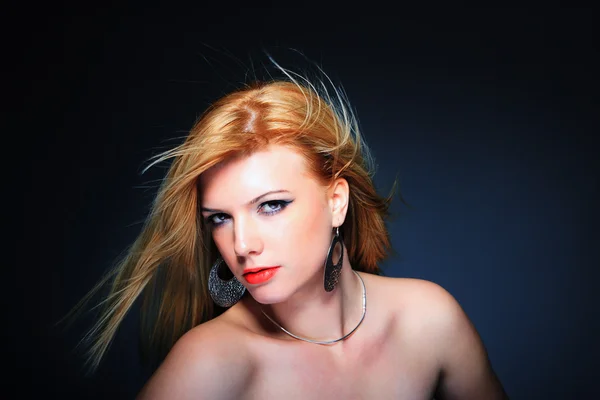 Portret van een jonge blonde vrouw — Stockfoto