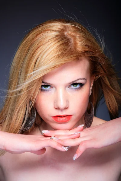 Portret młodej kobiety blondynka — Zdjęcie stockowe