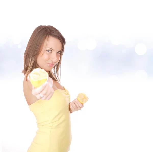 Hermosa mujer con limón — Foto de Stock