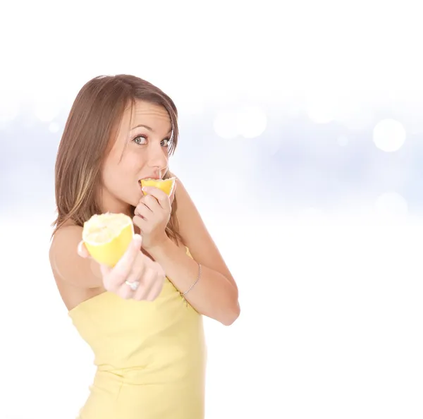 Hermosa mujer con limón — Foto de Stock