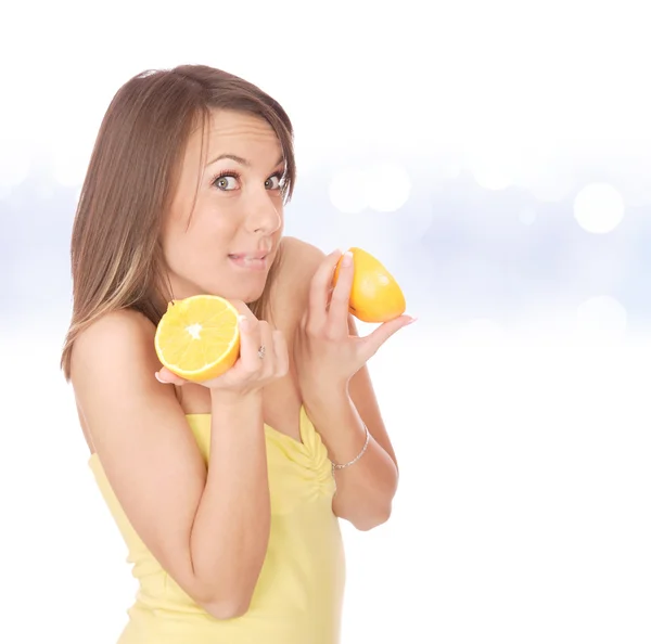 Lykkelig modell som spiser appelsin – stockfoto