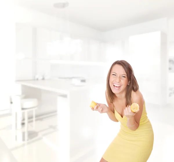 Mulher bonita com laranja — Fotografia de Stock