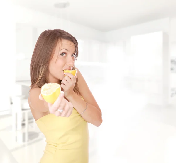 Mulher bonita com laranja — Fotografia de Stock