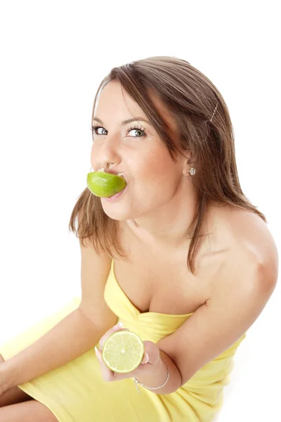 Modelo feliz comiendo un limón — Foto de Stock