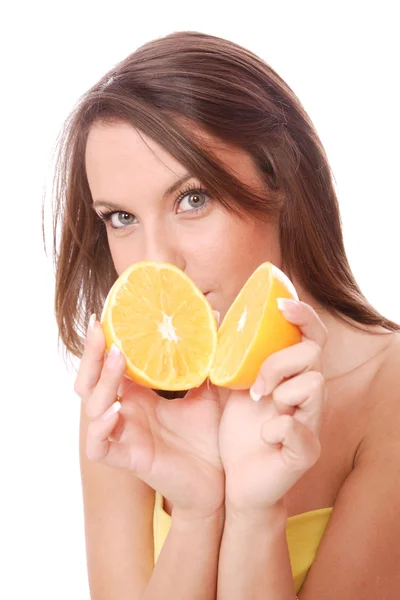 Happy model eating an orange — Stock Photo, Image