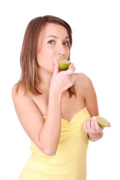 Modelo feliz comer Limão — Fotografia de Stock