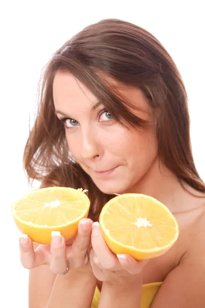 Happy model eating an orange — Stock Photo, Image