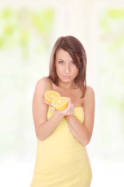 Glückliches Model isst eine Orange — Stockfoto