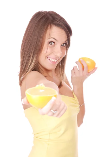 Modelo feliz comiendo una naranja —  Fotos de Stock