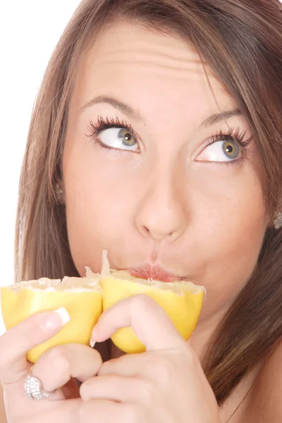 Modelo feliz comer um limão — Fotografia de Stock