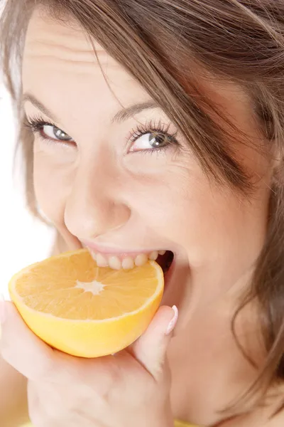 Gelukkig model eten een oranje — Stockfoto