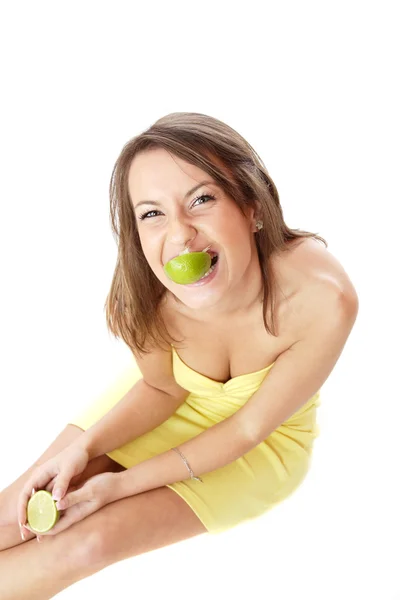 Modelo feliz comiendo un limón —  Fotos de Stock