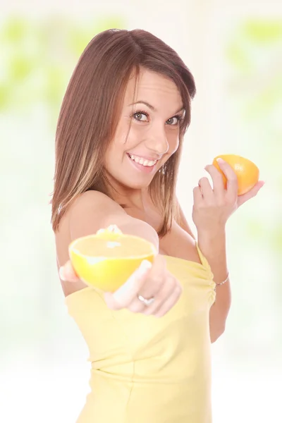 Gelukkig model eten een oranje — Stockfoto