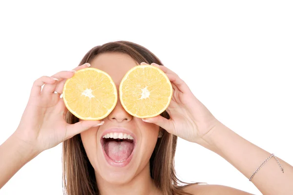 Happy model eating an orange — Stock Photo, Image