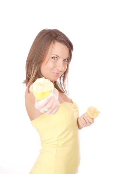 Glückliches Model, das eine Zitrone isst — Stockfoto