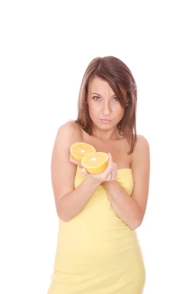 Modelo feliz comer uma laranja — Fotografia de Stock