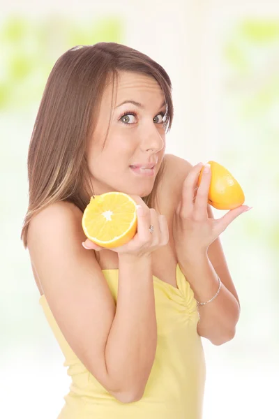 Gelukkig model eten een oranje — Stockfoto