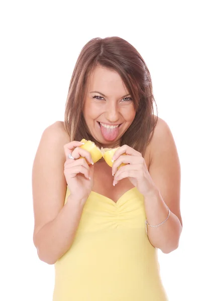Щаслива модель їсть лимон — стокове фото