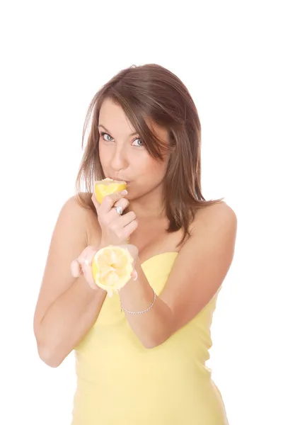 Ευτυχής μοντέλο τρώει ένα λεμόνι — Φωτογραφία Αρχείου