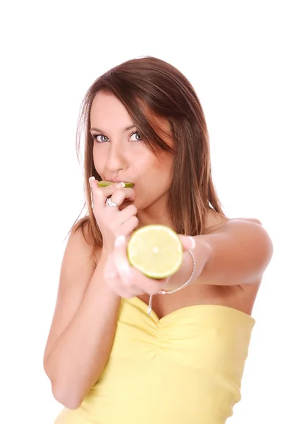 Happy model jíst vápno — Stock fotografie