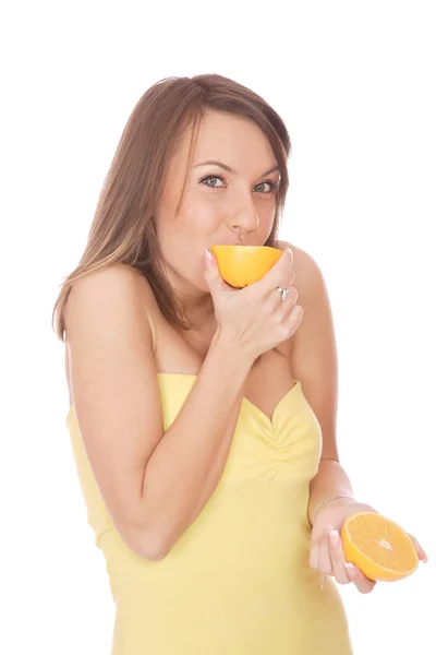 Happy model eating an orange — Stock Photo, Image