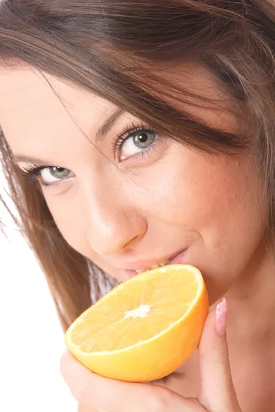 Happy model eating an orange — Stock Photo, Image