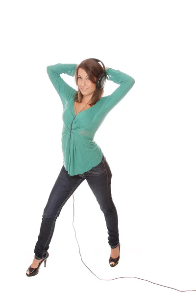 Mujer joven escuchando música — Foto de Stock