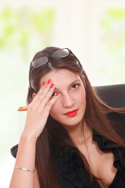 Retrato de una joven atractiva mujer de negocios. — Foto de Stock