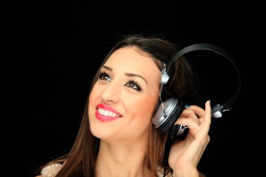 kulaklık olan seksi kadın