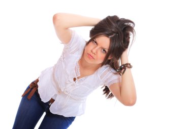 Beyaz bir gömlek giymiş genç gülümseyen