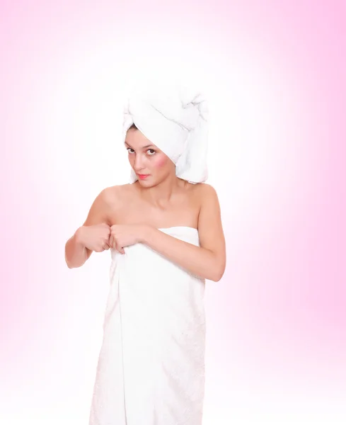 Mulher debaixo de toalhas — Fotografia de Stock