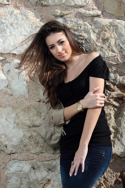 Retrato al aire libre de una hermosa joven — Foto de Stock