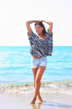 Asya model sahilde poz