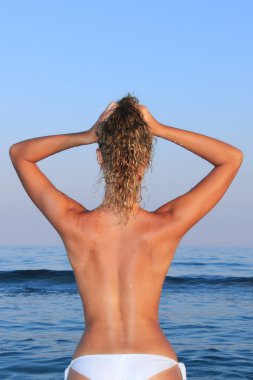 güzel model bir sahilde rahatlatıcı