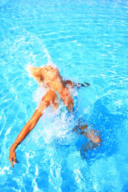 çekici genç tabaklanmış kız ıslak saç geri atma uygun